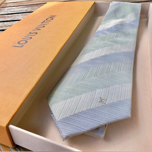 🎁DISCREET LV MONOGRAM🎁🆕💯AUTH LOUIS VUITTON LV CHEVRON SANDSTONE STRIPE TIE🔥 - Picture 1 of 16
